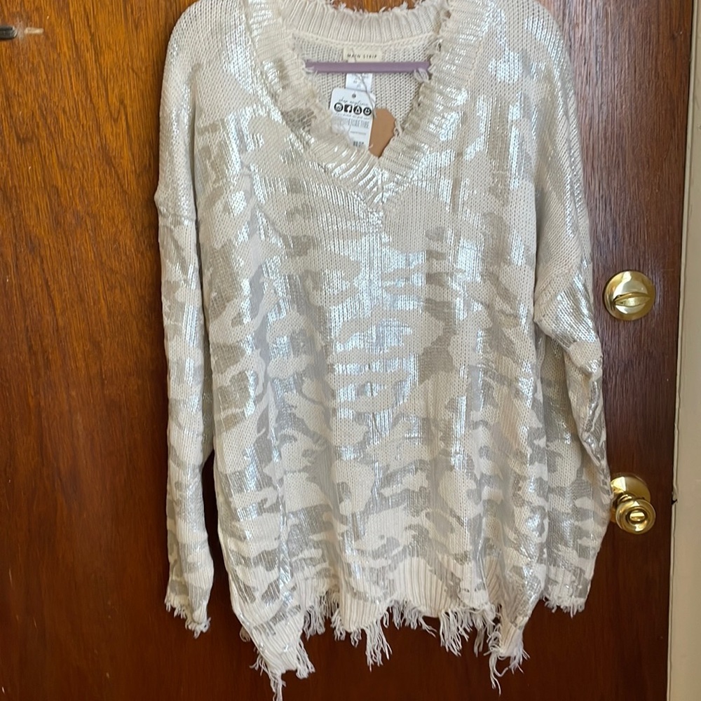 Distressed silver & cream leopard style print V-neck sweater in 2X it’s oversize